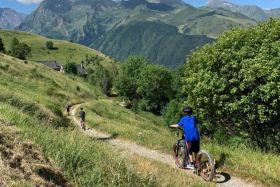 Trottinette tout terrain dans les Pyrénées