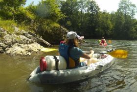 Kayak sur la rivière dans les Pyrénées