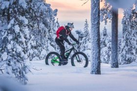 Le fat-biking dans la neige dans les Pyrénées centrales