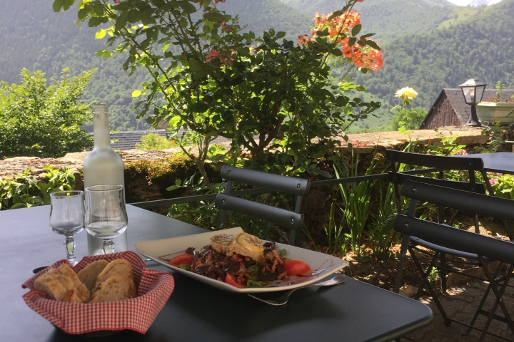 pyrenees-restaurant-terrasse_720x480