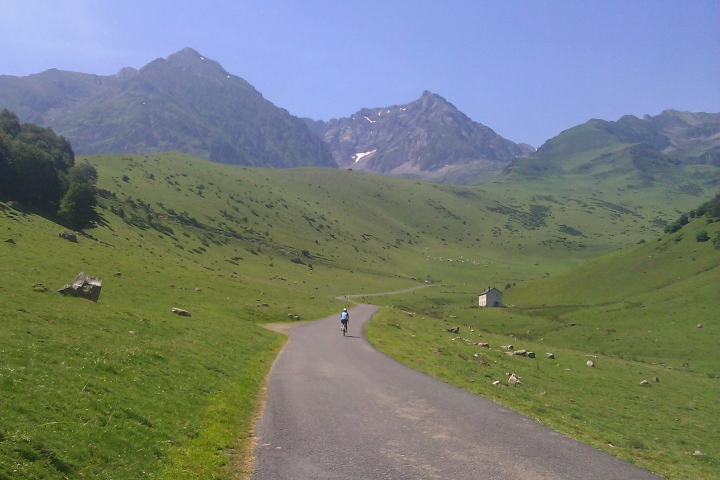 cycling-hautes-pyrenees_720x480